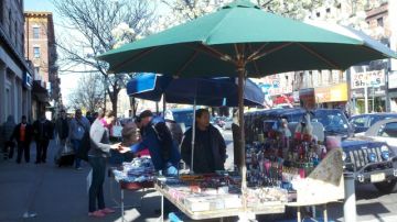 Vista de un sector de la avenida St. Nicholas, donde vendedores ambulantes trabajan para conseguir el sustento diario.