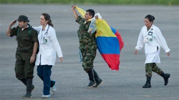 El teniente Luis Alfredo Moreno (segundo desde la derecha con bandera de Colombia) es liberado tras 12 años.