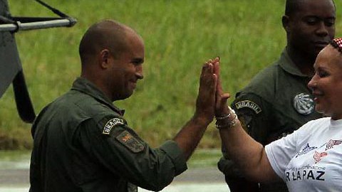 La exsenadora Piedad Córdoba (c) se prepara para recoger a los rehenes que las FARC liberó.