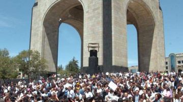 Cientos de personas se congregaron en la explanada del Monumento a la Revolución tras el sismo de 7.8 grados, que el pasado 20 de marzo sacudió la capital mexicana.