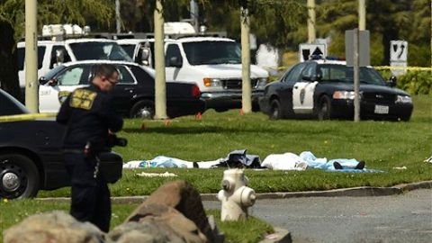 Algunos cuerpos fueron colocados en la grama mientras la Policía buscaba al responsable de los hechos.