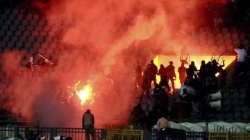 Aficionados egipcios se enfrentan en las gradas del estadio de Port Said Egipto ayer.