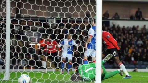 Antonio Valencia (izq.) del Manchester United, anota y corre a festejar tras conseguir el primer gol ante el Blackburn Rovers.