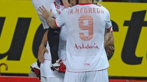 Alvaro Negredo (9) se une al festejo del Sevilla.