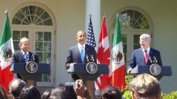 (De izquierda a derecha) Felipe Calderón, presidente de México, Barack Obama, presidente de EEUU, y Stephen Harper, primer ministro de Canadá.