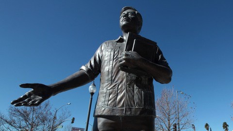 Estatua dedicada a César Chávez cercana a la esquina de las calles Truman y Wolfskill, en San Fernando, California.