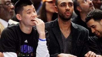 Jeremy Lin (izq.), junto a Jared Jeffries, son dos de los lesionados en la lista de jugadores de los Knicks.