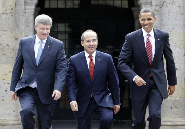 El presidente Barack Obama (izq.), ayer junto al presidente mexicano  Felipe Calderon y el primer ministro canadiense Stephen Harper.