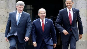 El presidente Barack Obama (izq.), ayer junto al presidente mexicano  Felipe Calderon y el primer ministro canadiense Stephen Harper.