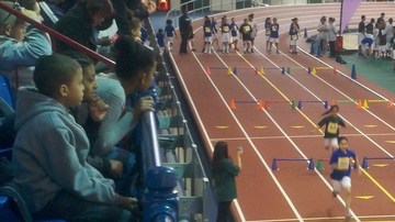 Niños compitiendo en carreras durante los juegos deportivos del Norte de Manhattan.