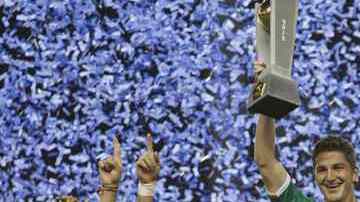 Hiram Mier sostiene el trofeo de campeón del Preolímpico disputado en el Livestrong Sporting Park.