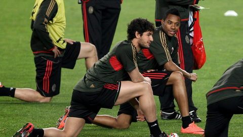 Alexandre Pato (izq.) y Robson de Souza 'Robinho' (centro), brasileños del AC Milan, comparten en el entrenamiento de ayer.