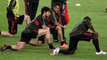 Alexandre Pato (izq.) y Robson de Souza 'Robinho' (centro), brasileños del AC Milan, comparten en el entrenamiento de ayer.
