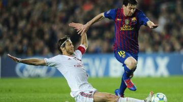 Con dos goles de Lionel Messi (d), el FC Barcelona se impuso 3-1 al AC Milan, en el duelo de vuelta de los cuartos de final disputado ayer en el Camp Nou.
