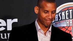 El ex jugador Reggie Miller (izq.) y el entrenador Don Nelson, aparecen en la ceremonia donde fueron exaltados al Salón de la Fama del baloncesto.