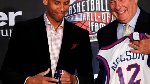 El ex jugador Reggie Miller (izq.) y el entrenador Don Nelson, aparecen en la ceremonia donde fueron exaltados al Salón de la Fama del baloncesto.