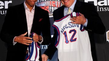 El ex jugador Reggie Miller (izq.) y el entrenador Don Nelson, aparecen en la ceremonia donde fueron exaltados al Salón de la Fama del baloncesto.
