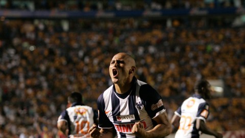 El chileno Humberto 'Chupete' Suazo, goleador del Monterrey.