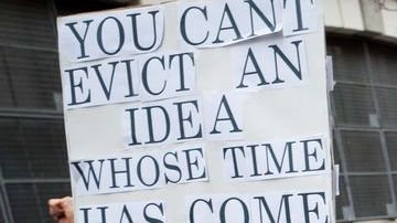 En esta fotografía se ve claramente al concejal Ydanis Rodríguez participando en una protesta de los "indignados" el pasado 17 de diciembre.