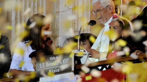 El papa habla a los jóvenes durante su visita a Guanajuato.
