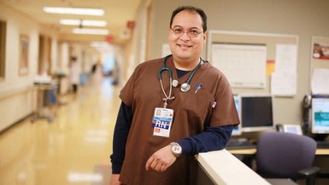El exalbañil Sergio Álvarez estudió enfermería y ahora trabaja en el hospital Kaiser Permanente de Harbor City, California.