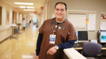 El exalbañil Sergio Álvarez estudió enfermería y ahora trabaja en el hospital Kaiser Permanente de Harbor City, California.