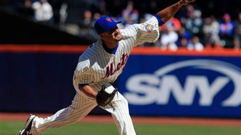Johan Santana lanzando en el primer inning del juego inaugural contra Atlanta en el Citifield
