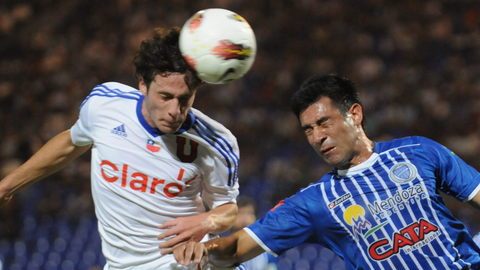 Ángelo Henríquez (izq.) anotó el único gol de la Universidad de Chile ayer ante  Godoy Cruz en el marco de la Copa Libertadores.