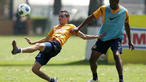 Paúl Aguilar (izq.) no quiere perderse el Clásico y trabaja duro durante en el entrenamiento, aquí pelea un balón con Aquivaldo Mosquera.