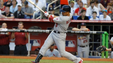 Carlos Beltrán, de Cardenales, batea el primer hit oficial en el Estadio Marlins Park, inaugurado ayer.