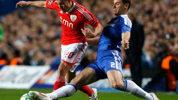 El jugador del Chelsea, Branislav Ivanovic (der.),  pelea el balón con Ni- colás Gaitán, del Benfica, en el  duelo de ayer en Stamford Bridge.
