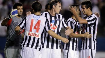 Jugadores de Libertad de Paraguay festejan la victoria por 4-1 sobre Alianza Lima en Asuncion, el pasado 9 de febrero.
