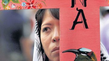 Una mujer protesta por la muerte de un familiar en Ciudad Juárez.