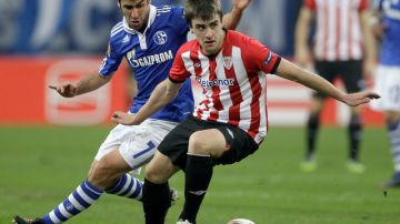 El español Raúl (izq), del Schalke alemán, trata de deterner el avance de Jon Aurtenetxe, del Athletic de Bilbao en el partido disputado la semana pasada en Gelsenkirchen, Alemania.