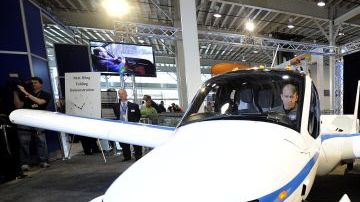 El Transition, de la marca Terrafugia,  se muestra en el Salón del Automóvil de Nueva York. Cien personas ya ordenaron uno.