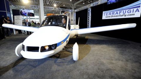 El Transition, de la marca Terrafugia, se muestra en el Salón del Automóvil de Nueva York. Cien personas ya ordenaron uno.