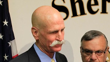 El sheriff del condado Maricopa Joe Arpaio, al centro, escoltado por sus dos abogados, Joseph Popolizio y John Masterson.