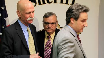 El sheriff del condado Maricopa Joe Arpaio, al centro, escoltado por sus dos abogados, Joseph Popolizio y John Masterson.