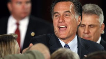 Mitt Romney saluda a un grupo de simpatizantes en Wisconsin, estado donde ganó las primarias el martes último.