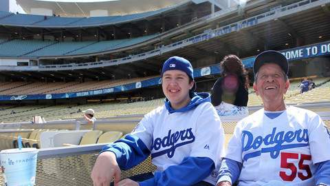 Rudy Hernández y su nieto Justin disfrutan del partido frente a San Diego, que fue exhibido en pantalla gigante en el Dodger Stadium.