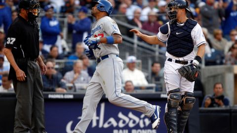 Matt Kemp cruza el home en la tercera entrada, ayer, en el inicio triunfal en la temporada de la novena angelina que ilusiona a sus fanáticos.