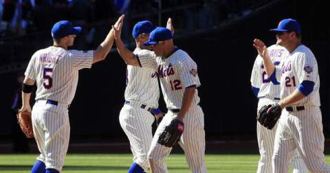 Jugadores de los Mets se felicitan mutuamente tras la victoria inaugural lograda ayer sobre los Bravos de Atlanta.