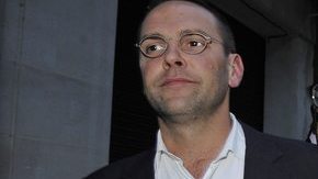 el magnate James Murdoch (izda) junto a su padre Rupert Murdoch en Londres Reino Unido.