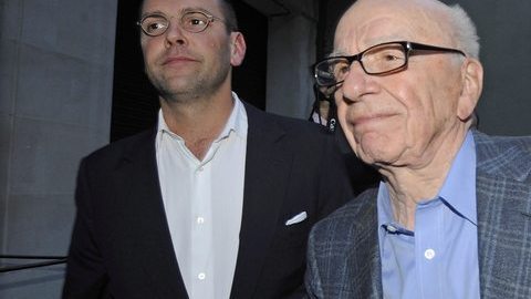 el magnate James Murdoch (izda) junto a su padre Rupert Murdoch en Londres Reino Unido.