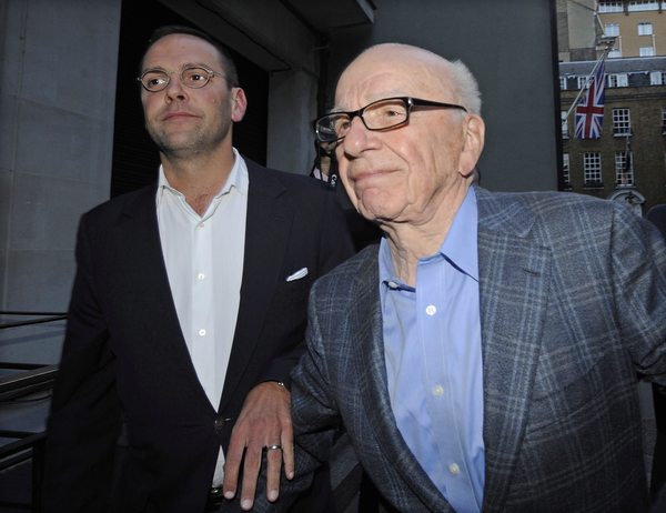 el magnate James Murdoch (izda) junto a su padre Rupert Murdoch en Londres Reino Unido.