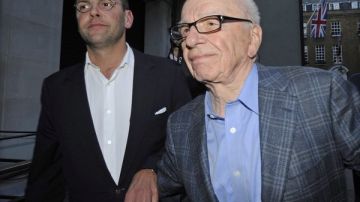 el magnate James Murdoch (izda) junto a su padre Rupert Murdoch en Londres Reino Unido.
