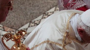 Benedicto XVI cumplió el ritual de lavatorio de pies el Jueves Santo.