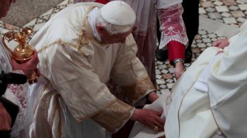 Benedicto XVI cumplió el ritual de lavatorio de pies el Jueves Santo.
