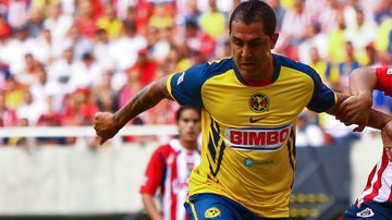 Daniel Montenegro (izq), del América, disputa el balón con Mario de Luna, de Chivas, en el enfrentamiento de los dos equipos hace un año, el 10 de abril del 2011.