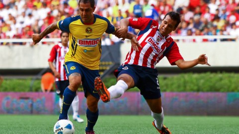 Daniel Montenegro (izq), del América, disputa el balón con Mario de Luna, de Chivas, en el enfrentamiento de los dos equipos hace un año, el 10 de abril del 2011.